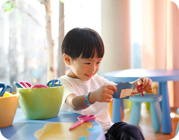 折り紙で遊ぶ子供