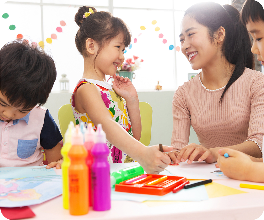 お絵描きで遊ぶ子供