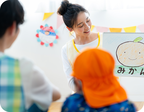 読み聞かせしている保育士