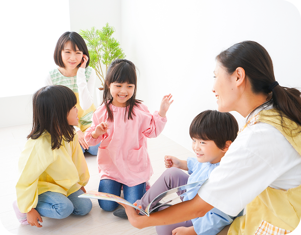 子供と遊ぶ保育士