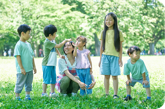 子供と保育士の写真